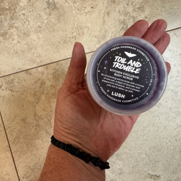 Lush toil and trouble body scrub - Picture 1 of 1